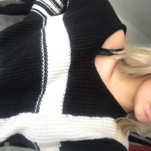 Mysig stickad tröja - En mysig v-ringad stickad tröja med snyggt mönster. Använd 1 gång och är i mycket fint skick.