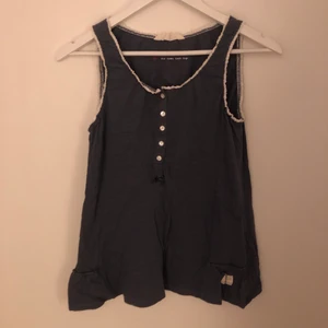 Odd Molly linne - Säljer detta supergulliga linne från odd Molly. Färgen är rätt kall blå och har fina vita detaljer, linnet är aldrig använt. Nypris 400kr