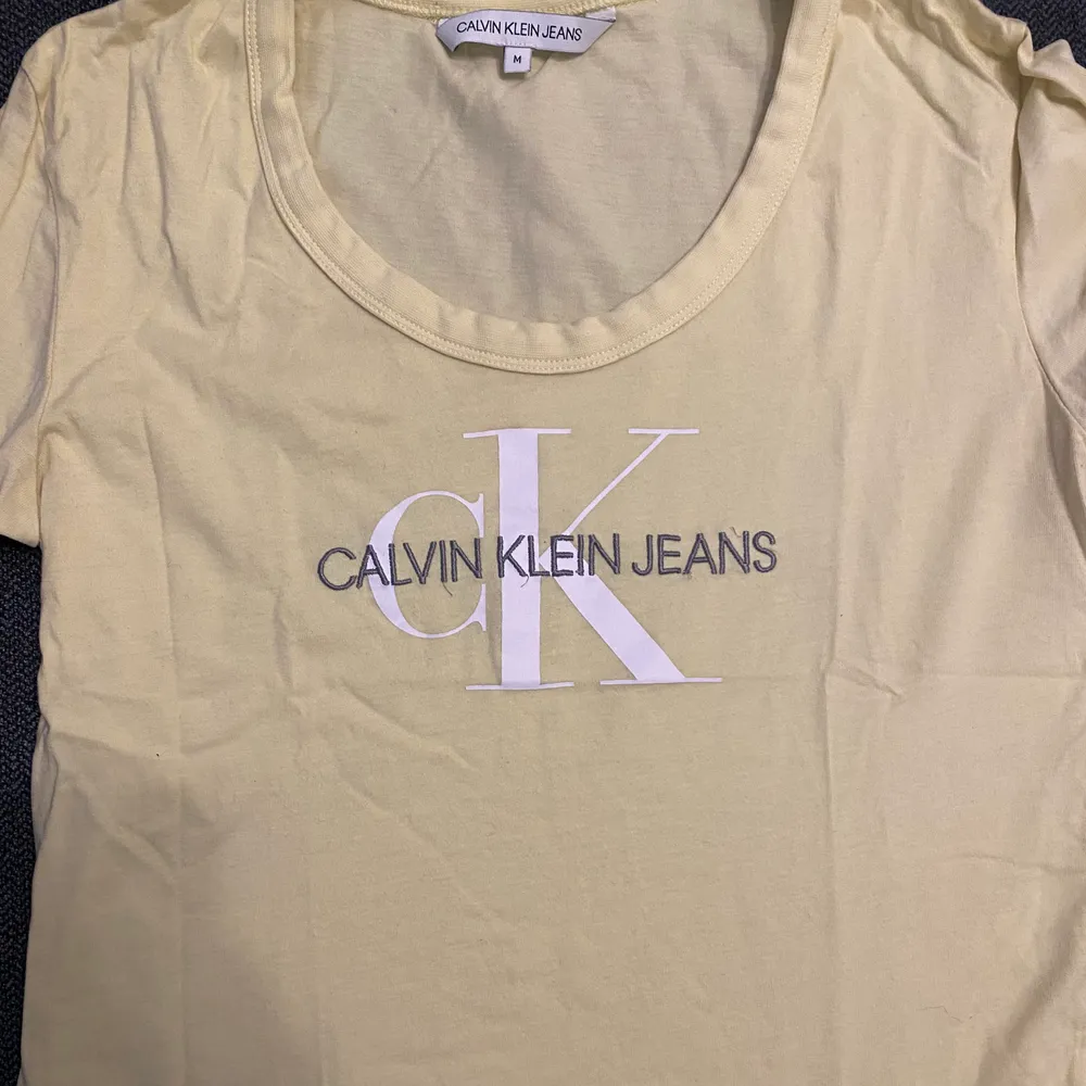 Calvin Klein storlek medium 150kr, body storlek small 20kr, paketpris 100kr. T-shirts.