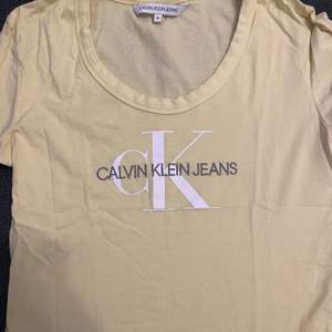 Calvin Klein storlek medium 150kr, body storlek small 20kr, paketpris 100kr