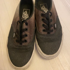Glittriga vans - Jättesnygga glittriga vans med fade-effekt, väldigt sparsamt använda!