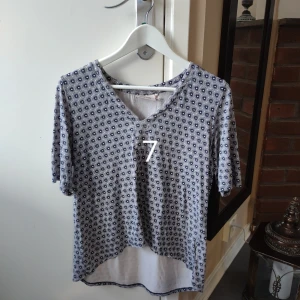 Märkeskläder i bra skick  - Bild 7-  Storlek: small Pris: 50 kr (fint skick)  Bild 8 -  Märke: MNG Collection Pris:  Storlek: small Pris: 300 kr (nyskick)  Bild 9-  Storlek: 34 Pris: 200 kr (nyskick) 