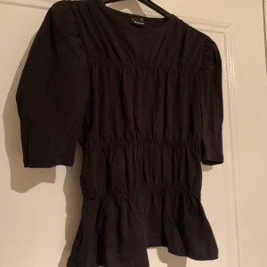 Fin topp💓 - Snygg topp från Gina Tricot i storlek XS som tyvärr är för liten för mig och därför endast provad💕 kan skicka om köparen står för frakten på 66kr💘