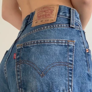 Levis Jeans 251 - Levis Jeans 521. Byxorna är i nyskick, endast använda ett fåtal gånger. Modellen är riktigt fin men säljer dom då jag tycker att dom är lite korta på mig som är 170 cm. Annars sitter de bra! Storlek: W/31 L/34 Jag kan mötas upp i Göteborg eller eller frakta (65kr)💕💕