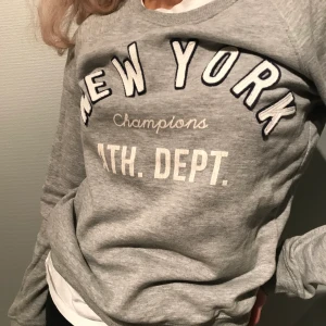 Grå collagetröja - Grå collagetröja, strl XS. Köpare står för frakt