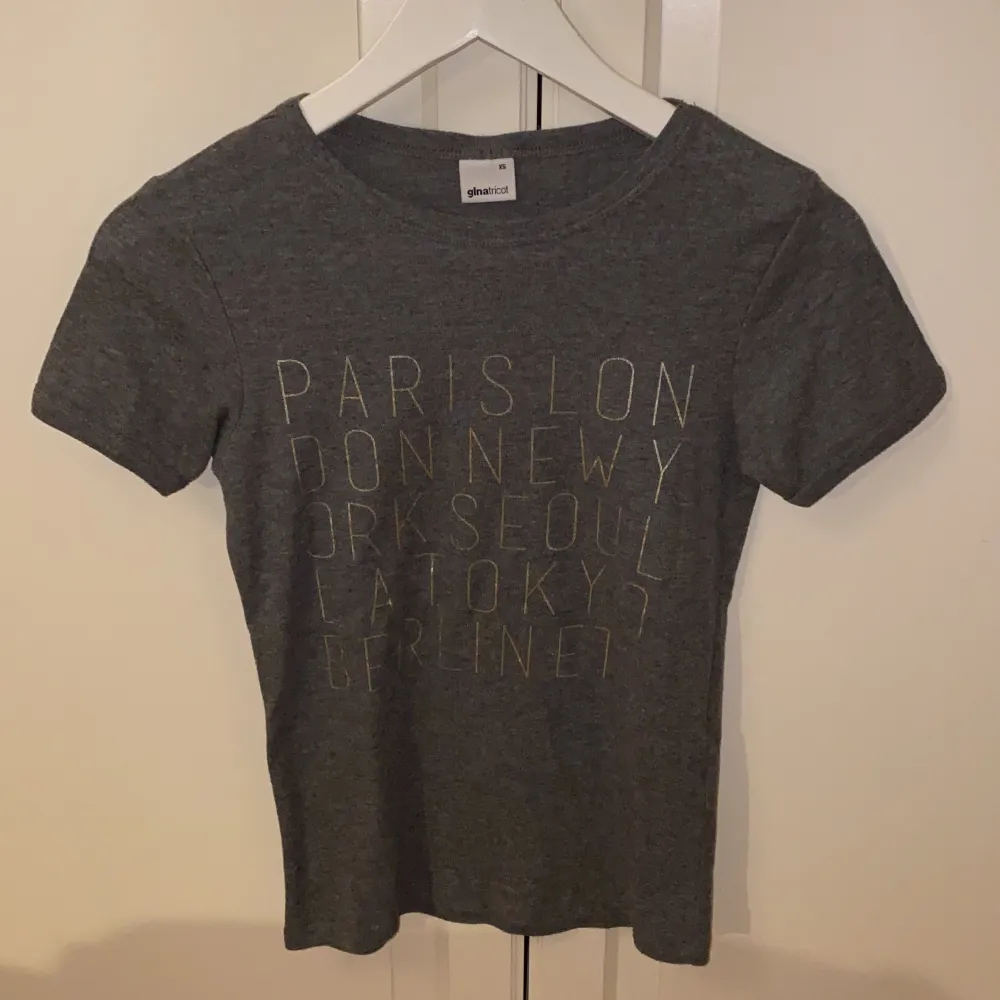 Mörkgrå t-shirt från Gina tricot i storlek XS 🤍🤍 Denna t-shirt är i mycket fint skick och är oanvänd. Samfraktar gärna med andra plagg och betalning sker via Swish <33. T-shirts.