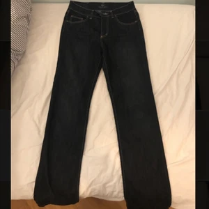 Jeans - Köpta second hand, men i fint skick. Lite små i storleken, skulle säga att de passar W27/28.