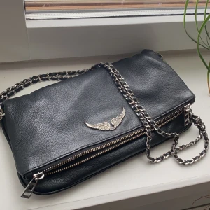 Zadig & Voltaire väska - En supersnygg svart väska från Zadig! Använd flertalet gånger men inte alls sliten! Originalpris: ca 3200kr. Om fler vill ha den så får ni buda!💕