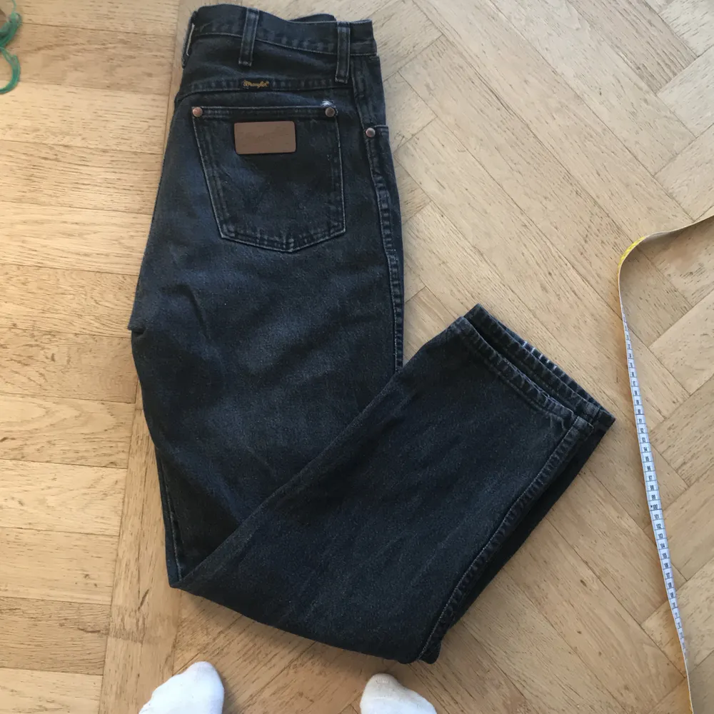Svarta vintage jeans från wrangler, köpta på beyond retro i somras och säljs då dem blivit för små. Kan skicka fler bilder om det behovs och mått finns på sista bilden . Jeans & Byxor.