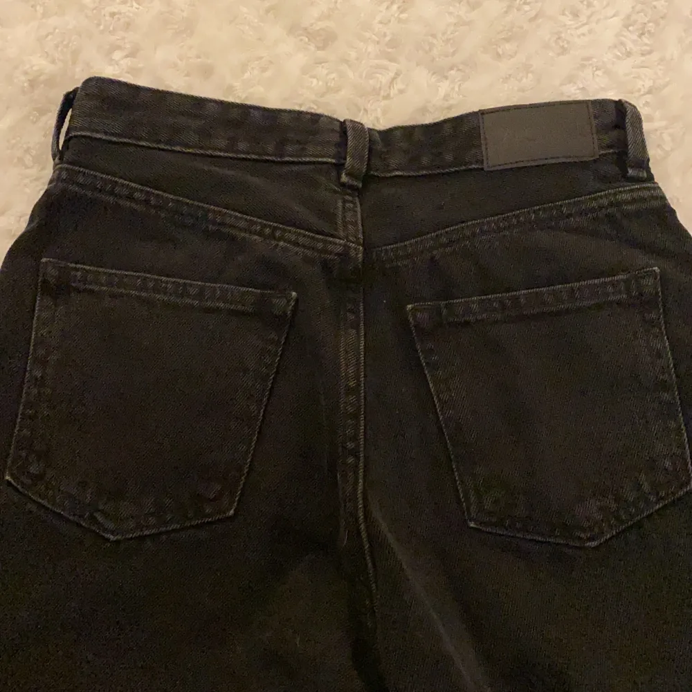 Fina högmidjade jeans från Monki i storlek W.26, tvättad färg 🖤🖤 Modell: Kimono 👖 Säljer på grund av att dem är för små. Inköpta nyligen och dem är helt oanvända 😚 Samfraktar gärna med andra plagg och betalning sker via Swish <33. Jeans & Byxor.