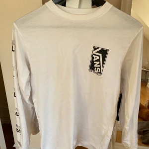 Vana tröja - Säljer min vans tröja då den inte är min stil längre! Är i fint skick och inte använd så mycket. Är i storlek S i killstorlek, men passar bra på xs för en oversize look. Passar S väldigt bra! Priset går att diskutera och frakten ingår ej🥰