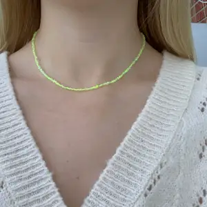 Gult pärlhalsband med små pärlor💛🤩💫🥺⭐️🤩 halsbandet försluts med lås och tråden är elastisk 
