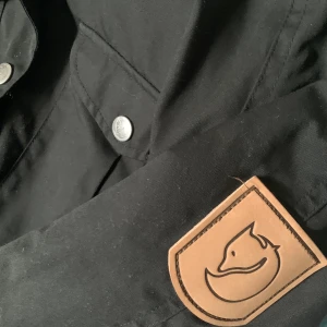 Fjällräven vinterjacka - Säljer min älskade svarta vinterjacka från fjällräven. Gör ont i hjärtat att göra men jag behöver pengarna. Den är supervarm och mysig, köpt i somras för 3000kr, använd ett fåtal gånger i vinter. Pris kan diskuteras vid snabb affär. Skriv för mer info eller frågor :)