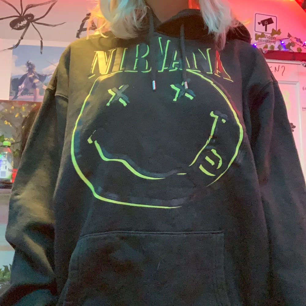 Nirvana hoodie i bra skick!. Hoodies.
