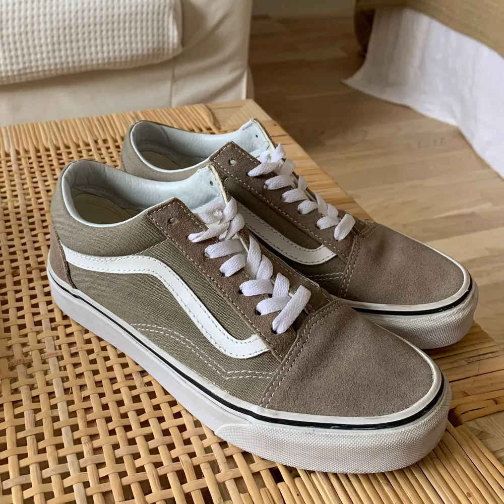 BUDGIVNING AVSLUTAS IKVÄLL 20.00 Säljer nu mina beiga VANS - Old Skool modell som är inköpta i LA förra året. De är i mycket fint skick och bara använda ett fåtal gånger. Skornas är i mocka framtill och baktill och har det vanliga VANS materialet längs sidorna 🧡🧡  buda nere i kommentarerna eller i privat meddelande👇🏼👇🏼 HÖGSTA BUD: 380 KR . Skor.