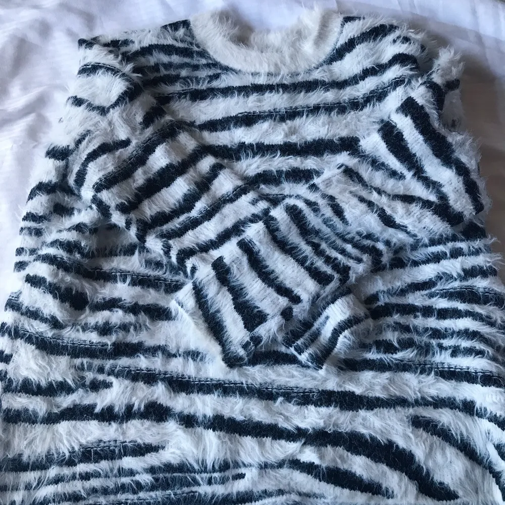 Snygg mönstrad tröja i storlek L. Sitter bra men ovetsized på mig som vanligtvis har S så skulle säga att den passar även dig som har S och M. Aldrig kommit till användning tyvärr.. Neuleet.