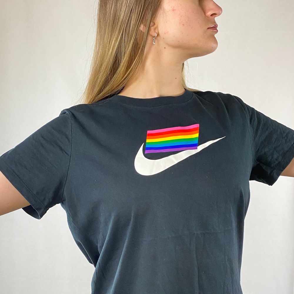 Nike pride t-shirt från kollektionen BETRUE. 2019. Är inte längre tillgänglig på Nike’s hemsida. I absolut toppenskick! Storlek XL. 100% cotton. Axel till axel 40cm, längd 69cm och tröjans bredd 55cm. SafePay knappen är aktiverad så det går att köpa direkt utan att behöva meddela! Tar annars swish! Spårbar frakt på 66kr är inräknad i priset och SafePay tar 10% av betalningen. Tyvärr kostar det lite extra då jag alltid kommer skicka spårbart och ta safepay för bådas säkerhet. T-shirts.