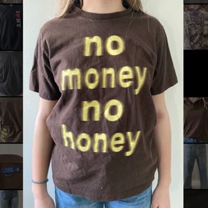 Brun tshirt - Brun tshirt med ljusgult tryck fram och bak! Köpt på stadsmissionen!