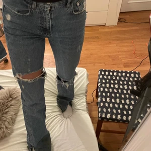 Håliga jeans med slits - Säljer dessa trendiga håliga jeans med slits från pull and bear!😍 Rätt så använda men ändå absolut fint skick! Köparen står för frakten, buda gärna! ❗️Budgivningen avslutas måndag 1 februari 18.00❗️