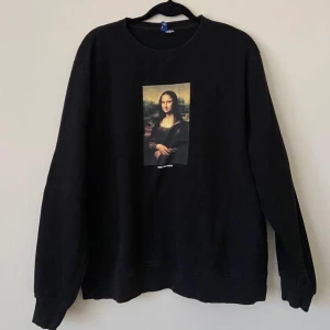 Sweatshirt M - Skitsnygg Mona Lisa sweatshirt från H&M Divided🥰  Storlek M, superfin på! 119kr + frakt, pris kan diskuteras!