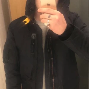 Parajumpers JACKA ÄKTA RightHand nyskick - HÖST/VÅRJACKA riktigt fräsch bra jacka som sitter snyggt och är i nyskick!  5-6tusen i butik- självklart äkta! Knappt använd, buren några tillfällen fick den i present men hade en i samma modell så bestämde mig för att sälja en av dem😀. riktig snygg parajumper som funkar till nästan alla olika årstider! Kan gå ned lite vid snabb affär