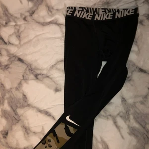 Träningstights - Träningstights från Nike, inte använt jättemånga gånger då dem är lite för små för mig. 120kr (+frakt) pris går självklart att diskutera
