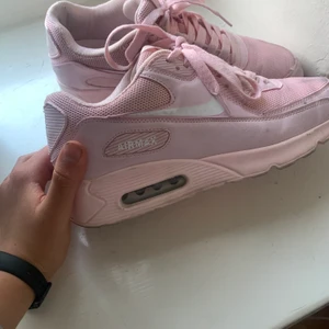 Nike airmax - Sjukt coola Nike airmax baby pink egen designade i barcelona köpta för 1200kr 