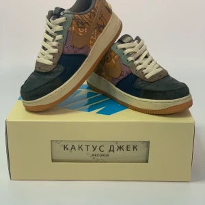 Travis scott cactus jack air force 1 - Skick: 8,5/10. Storlek: 40. Pris: 3899kr. 