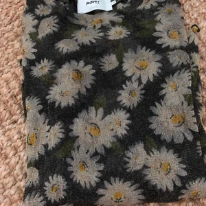 Mesh tröja - See trough tröja med blommor på, köparen står för frakt❣️