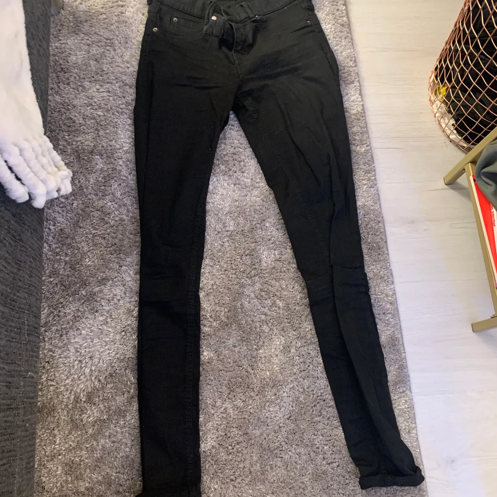 Snygga Gina tricot skiny jeans knappt använda säljer för 100 kr om de är någon fråga eller liknande så är det bara att fråga💖. Jeans & Byxor.