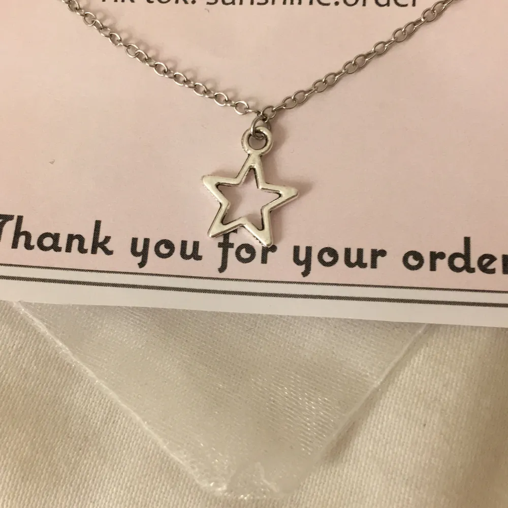 It’s a necklace with a star. It’s 39.5 cm long. I have made it by myself. Det är ett halsband med en stjärna på. Den är 39,5 cm lång. Jag har gjort den själv.. Accessoarer.