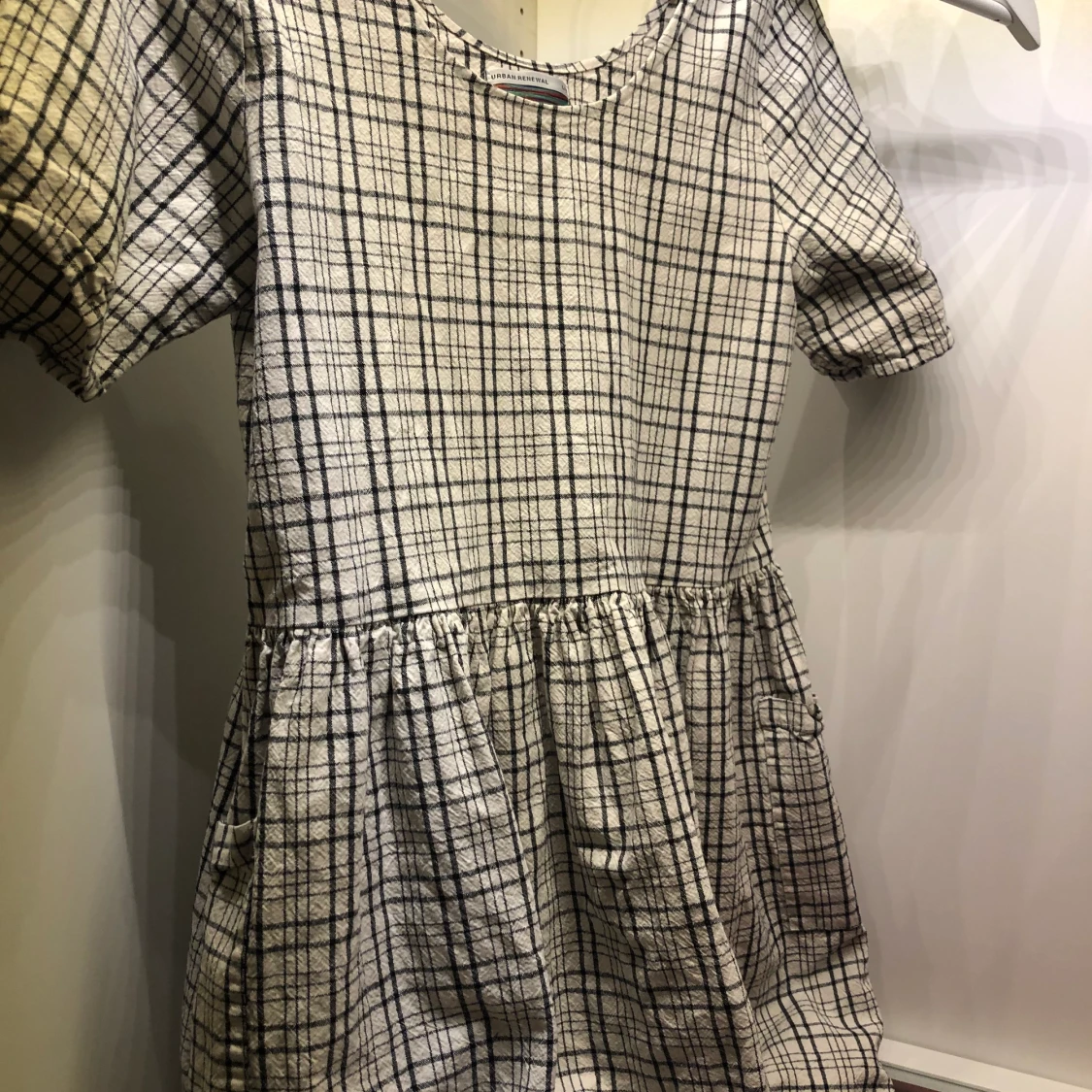 Svartvit klänning i tuffare material