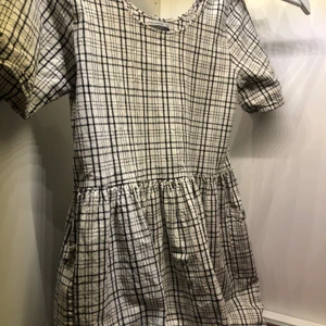 Svartvit klänning i tuffare material - Klänningen kan antingen bäras som den är eller med en mysig tjocktröja över (vilket jag har gjort) för att få den att verka som en kjol. Supersnygg och går att matcha med mycket. Den har fickor också! Hör av dig vid eventuella frågor, flera bilder osv!