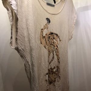 Soaked in Luxury t-shirt  - Supersnygg och luftig t-shirt från Soaked in Luxury. Passar bra till blåa jeans på sommaren eller som en t-shirt man har över bikinin. 