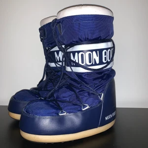 Moon boot  - Säljer mina MOON BOOT, andvänt bara denna vintern. Ny pris 1300kr säljer den för 550kr. Storleken är 35/38🥰köparen står för frakten.     💜HÖGSTA BJUDNINGEN 700kr💜