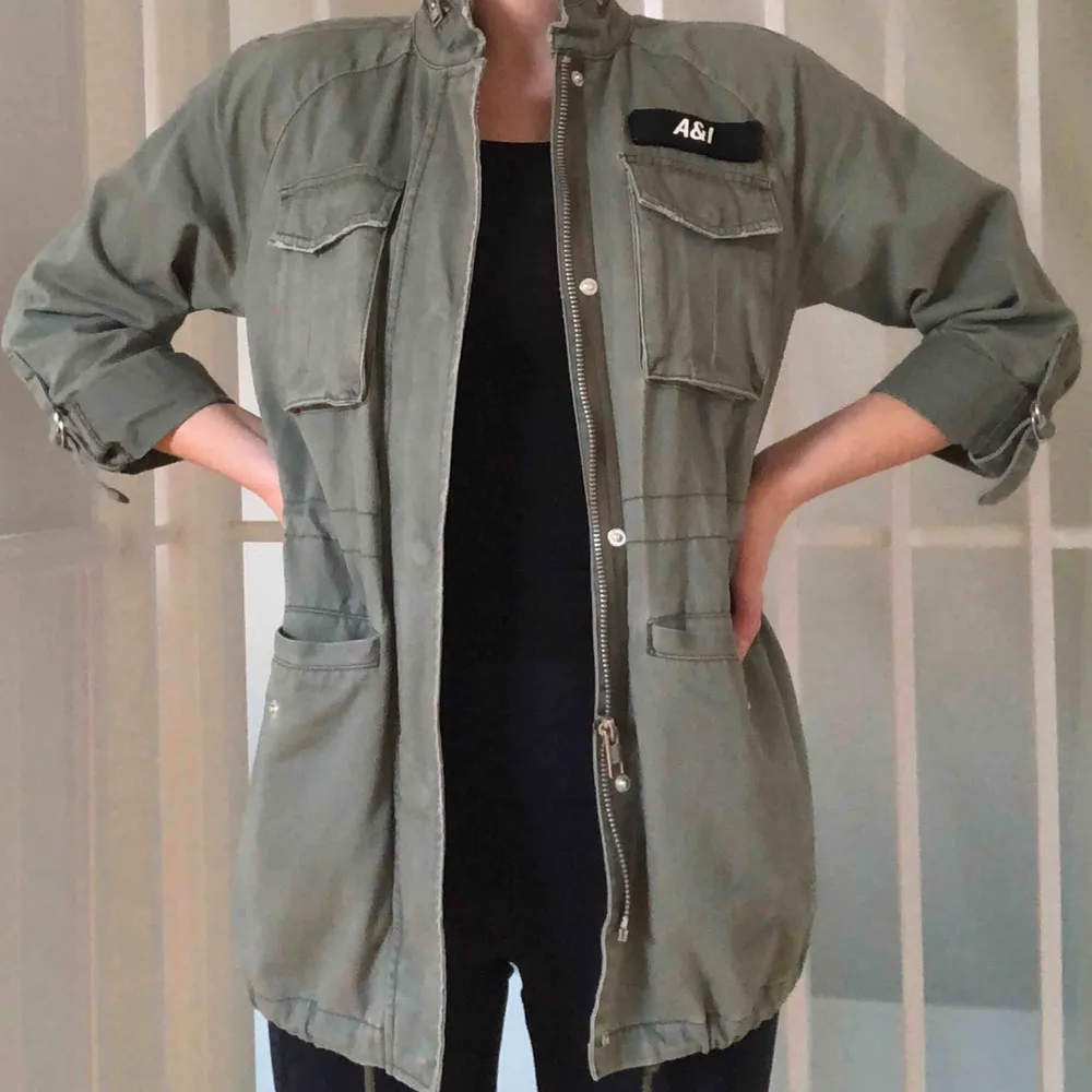 Super snygg militärgrön jacka ifrån Amy&Ivy strö. XXS men passar även bra för dig som bär XS.   Super bra skick!!   Du som köpare står för frakt ❤️. Jackor.