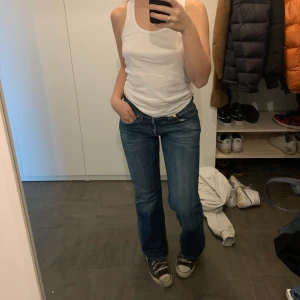 Sjukt snygga Levis jeans  - Köpte på secondhand i Paris. Fint skick! I modellen 512. Frakt på 66 eller så möts vi på söder! Står ingen storlek i men passar mig som är en S och är 166cm lång 