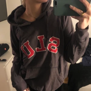 Hoodie - Grå hoodie från SLU med rött tryck. Storlek S. Bra skick. Pris: 150 + frakt 💖