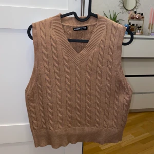 Stickad väst  - Aldrig använd! Köpt på shein och extremt bra kvalité! Säljs pågrund av att färgen passar inte mig. Storlek M men passar givetvis S också.