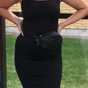 Supersöt midje/axelremsväska. - Väskan är använd två gånger och går att ha runt midjan men oxå som en axelremsväska då det medföljer en kedja som man har som band.