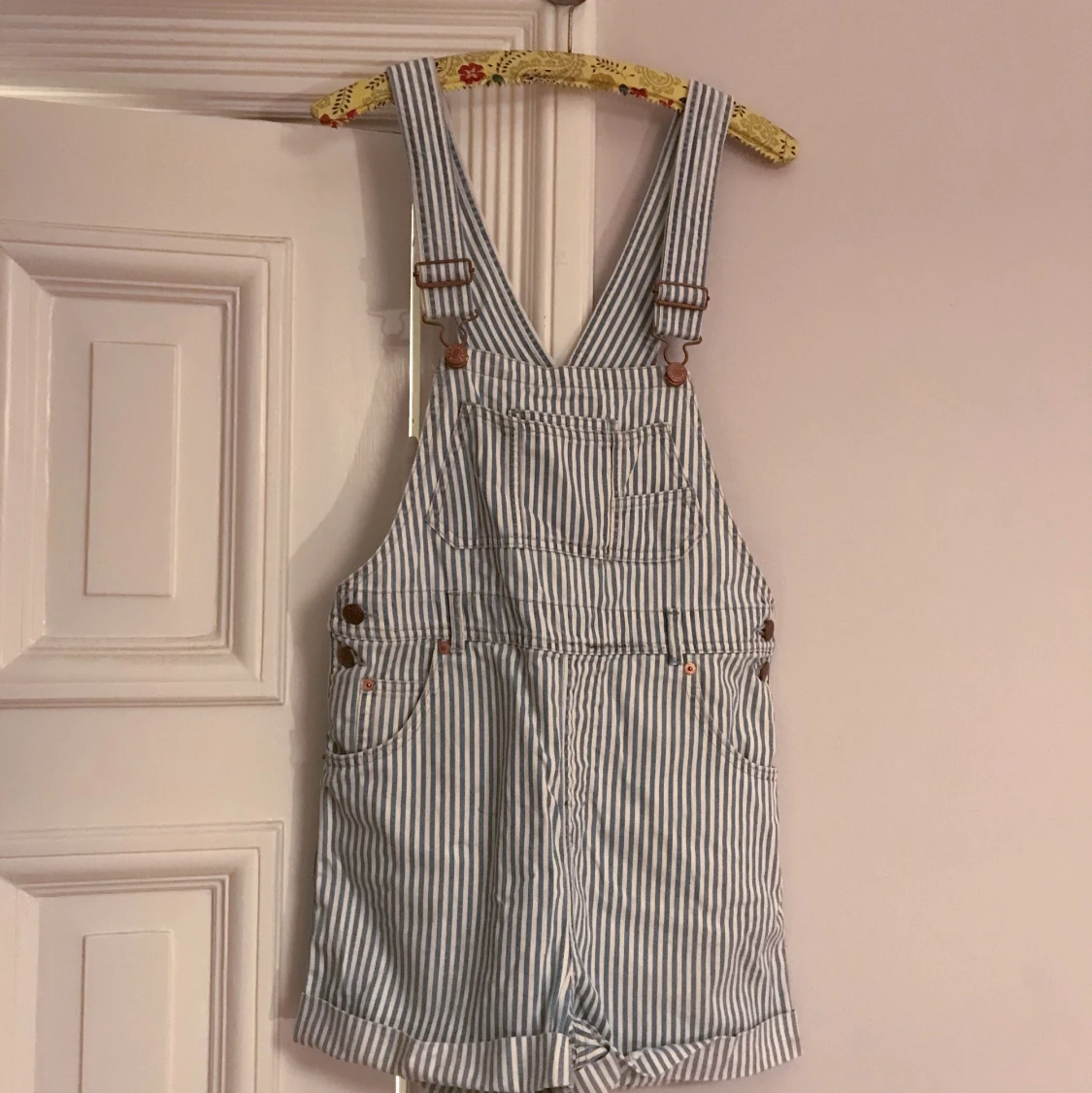 Hängselshorts från Monki - 90