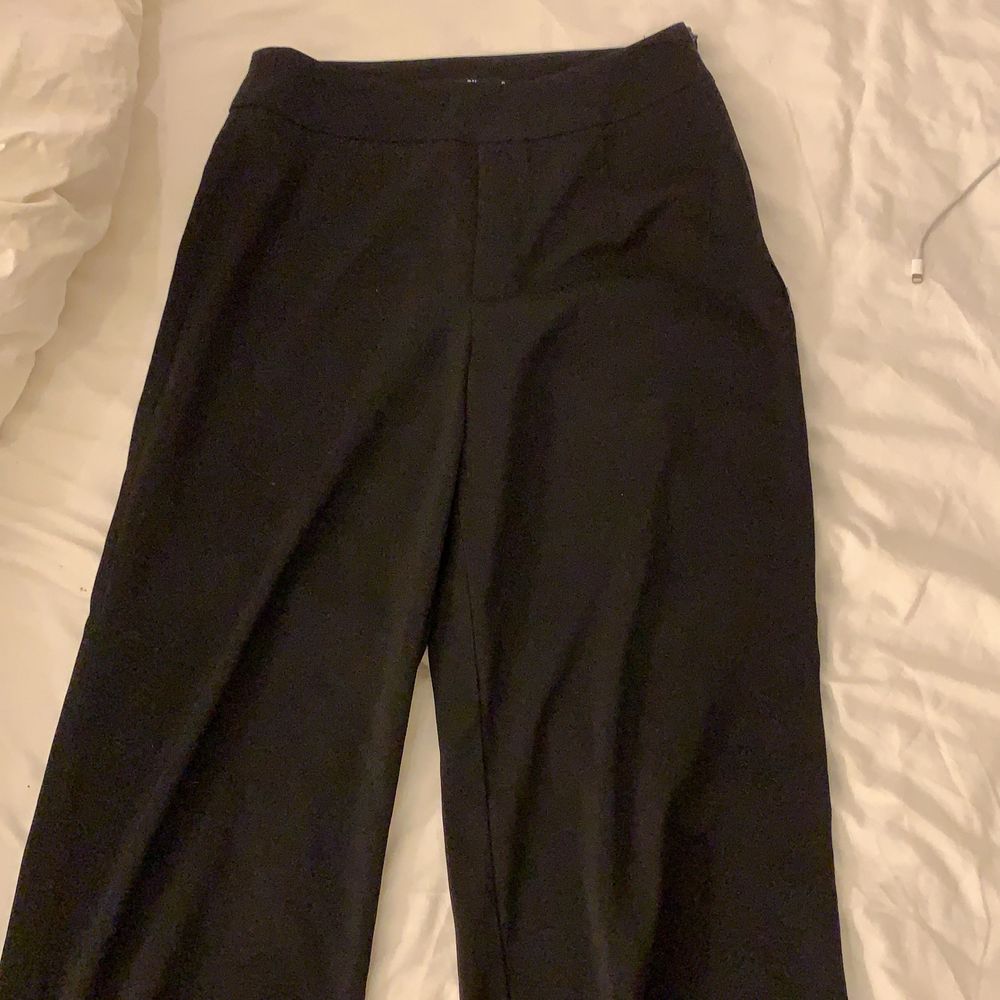 Ett par svarta kostymbyxor i tunt tyg från Bikbok, dragkedja på sidan. Strl S, bara använda ett par gånger så i bra skick. Jeans & Byxor.