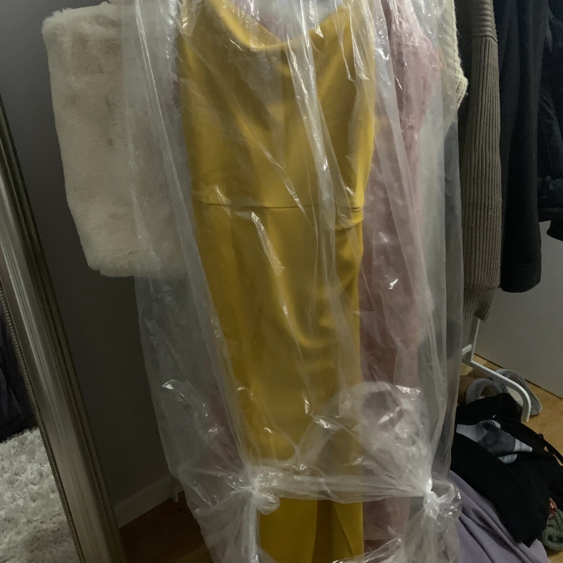 Gul satinklänning - 91