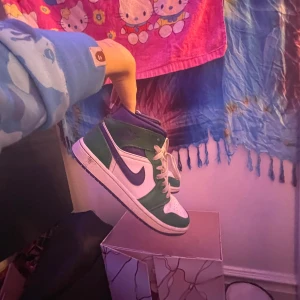 Incedible hulk jordans mid  - Säljer mina jordans pga använder inte längre, har tyvär inget kvitto kvar! Skriv om ni har mer frågor o är intresserade❤️