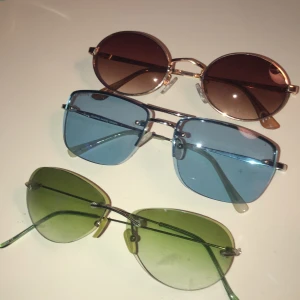 Solglasögon - Fina solglasögon som inte används då jag inte använder solglasögon. Paret längst fram är från 90-talet. De blåa ger y2k vibes👍🏼 150kr för alla och 70kr för ett par 💛 GRATIS FRAKT💛 100kr för alla om vi möts ist