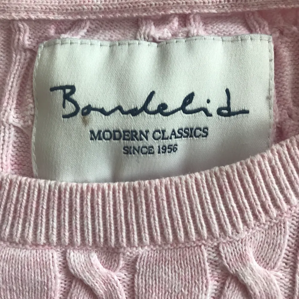Jättefin kabelstickad tröja i rosa från bondelid, storlek S sitter bekvämt och rymligt på mig som är en mindre S. Bra kvalitet och säljer pga att det inte är min stil längre. Orginalpris runt 700kr.. Tröjor & Koftor.