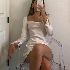 Super snygg klänning - Supersnygg klänning verkligen! köpt här på plick men den passade inte mig, första bilden är lånad, andra bilden är min. Passar verkligen till allt! Prislappen är kvar. Buda i kommentarerna annars köp direkt för 300kr + frakt!🤩💕