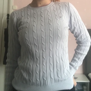 Blå kabelstickad gant - Blå kabelstickad tröja från gant i bra skick. Säljer pga att det inte är min stil längre. Storlek S. Orginalpris: 1299kr
