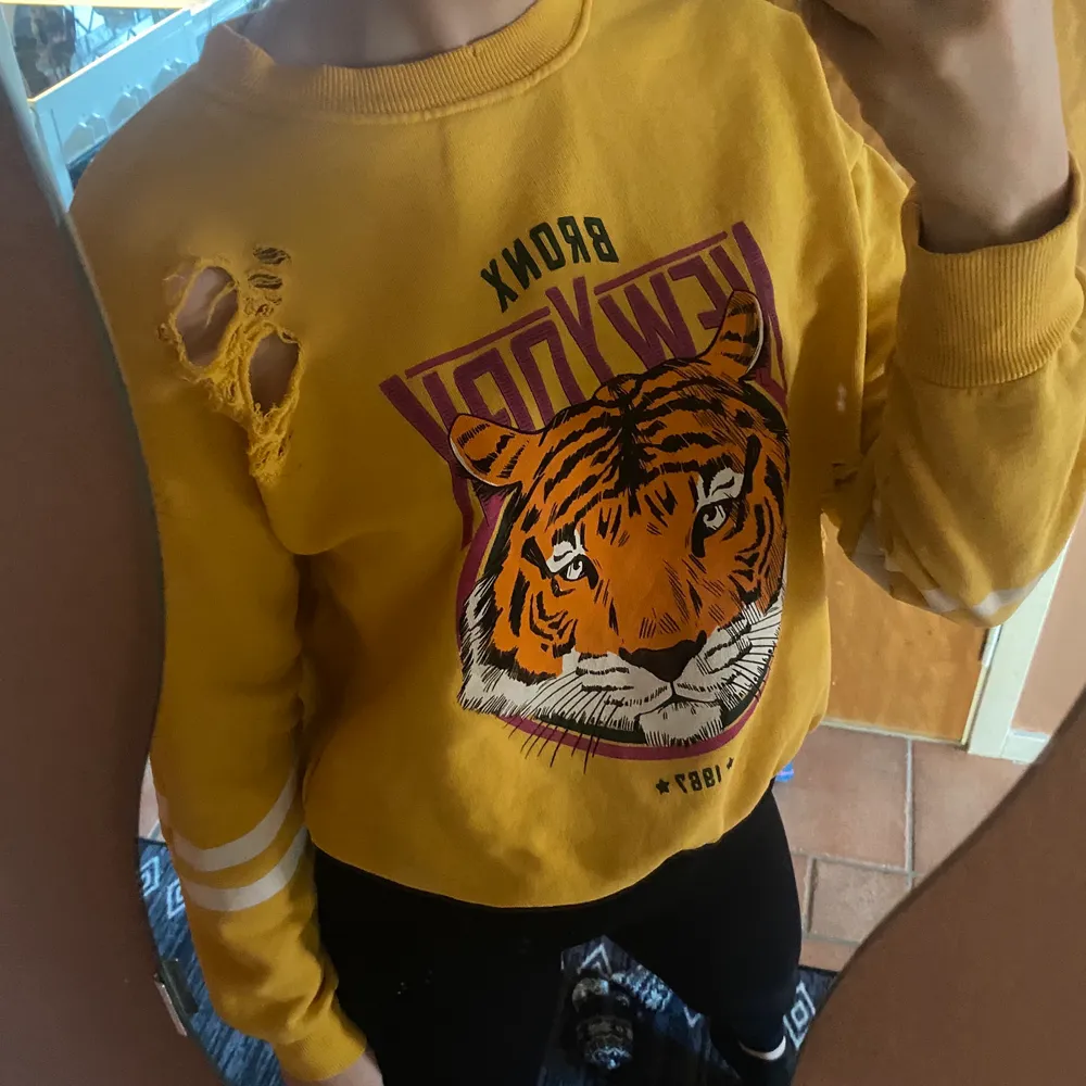 Snygg tröja från Gina Tricot! Senapsgul i färgen med slitningar, bara använd ett fåtal gånger. Köparen står för frakten💛. Neuletakit & Villapaidat.