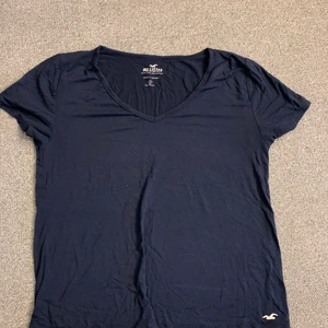 Hollister t shirt storlek S - Jätteskönt material. Knappt använd, jag har använt den 1-2 gånger. Så den är i ett jättebra skick. Sitter även jättebra på. Tröjan är från Hollister. 